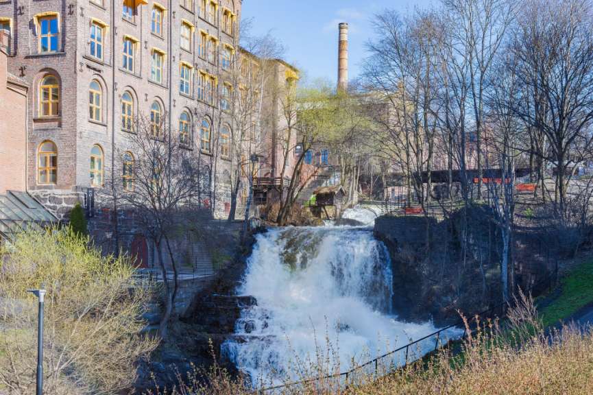 Ein Wasserfall in der Nähe eines Backsteingebäudes