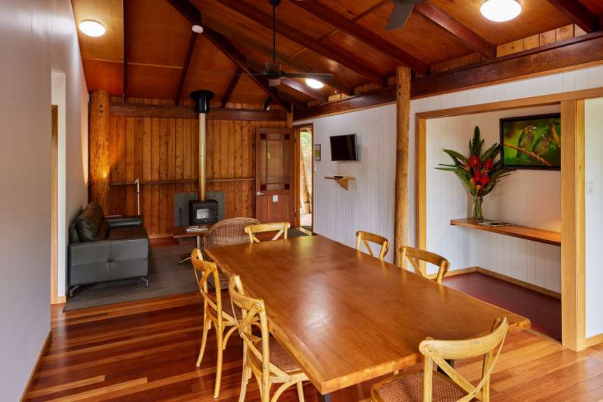 Ein Wohnzimmer mit einem Holztisch und Stühlen