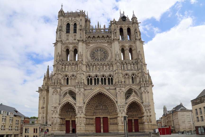 Eine sehr große Kathedrale mit vielen Statuen darauf