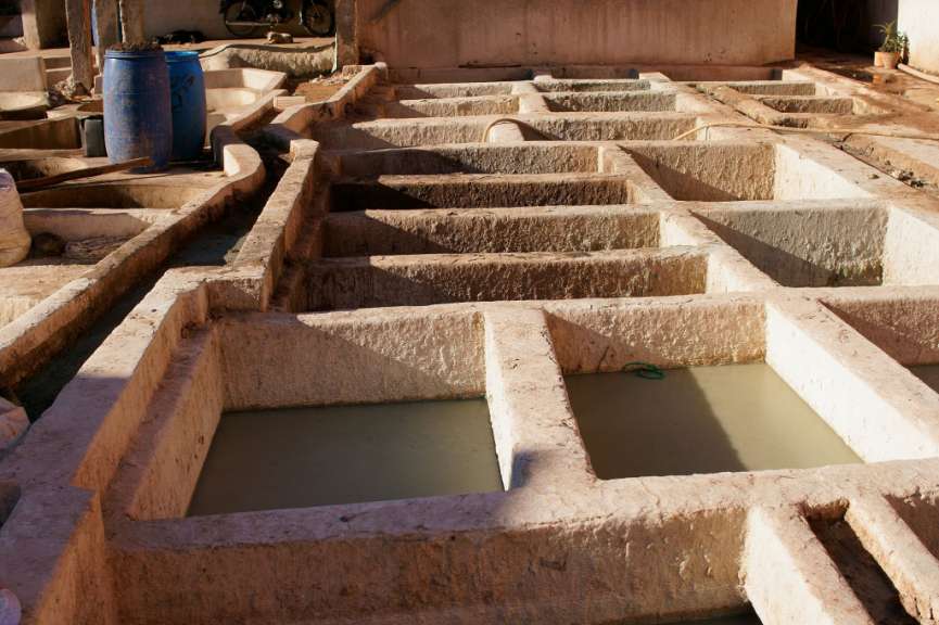 Eine Reihe von Betonbecken mit Wasser in ihnen