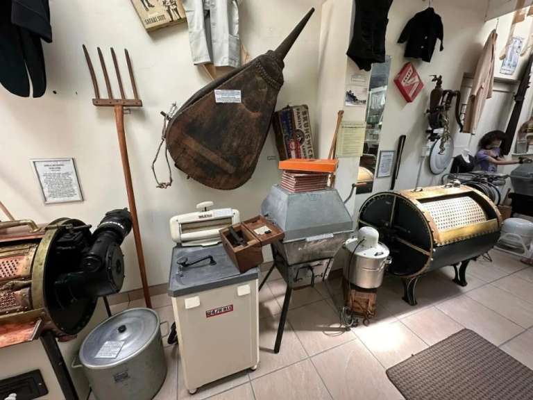 Ein Raum mit vielen antiken Geräten und einer Maschine mit der Aufschrift stryker