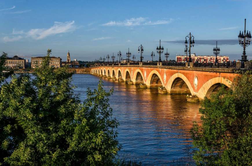 Eine Brücke über einen Fluss mit vielen Laternen darauf