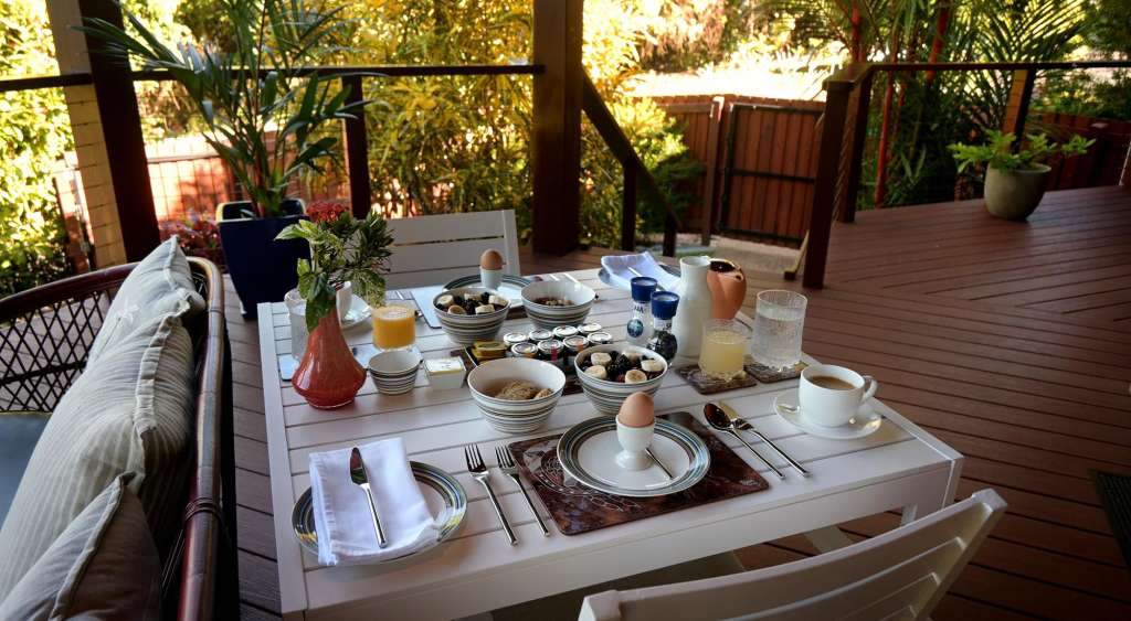 Ein Tisch mit vielen Tellern und Tassen auf einem Deck