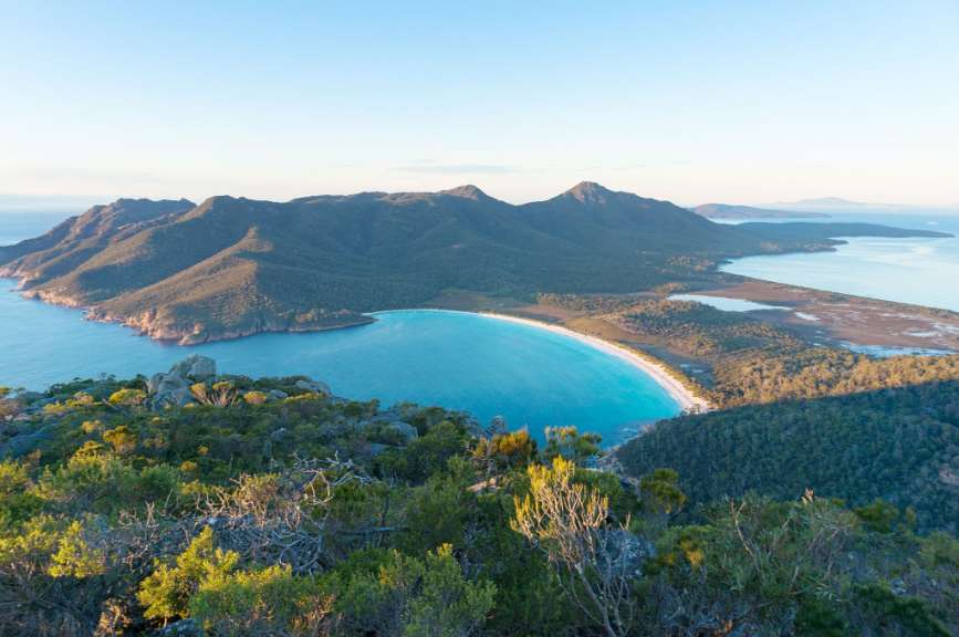 Ein Blick auf einen Strand mit Bergen im Hintergrund