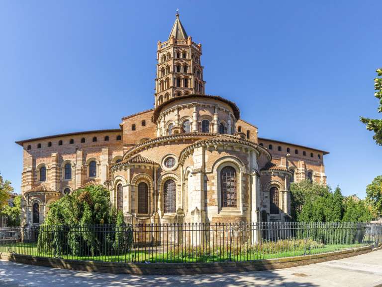 Eine große rot-weiße Kirche mit einem Turm darauf