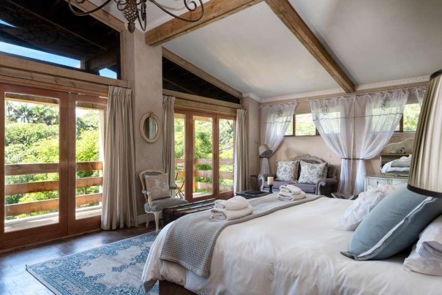 Ein Schlafzimmer mit einem Kingsize-Bett und vielen Fenstern