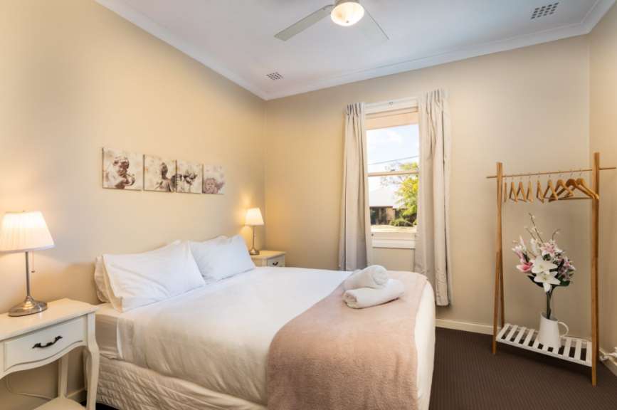 Ein Schlafzimmer mit einem Bett und einem Kleiderständer