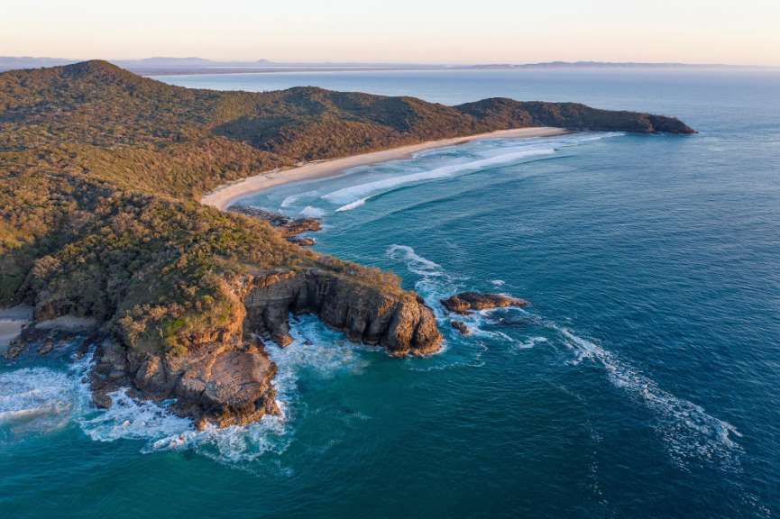 Eine Luftaufnahme eines Strandes in der Nähe des Ozeans