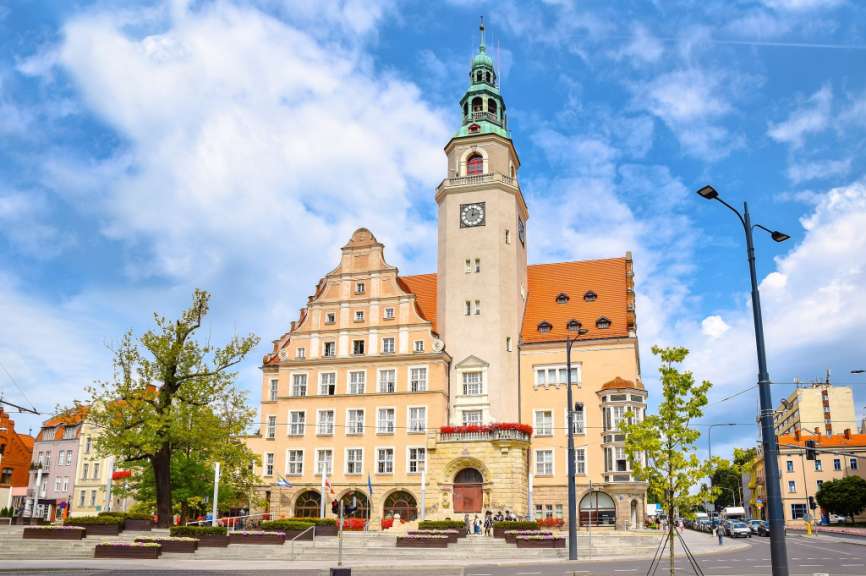 Ein großes Gebäude mit einem Uhrturm darauf