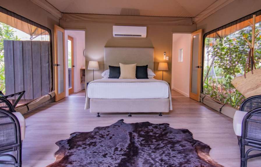 Ein Schlafzimmer mit einem Bett und einem Teppich