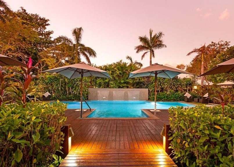 Ein großer Swimmingpool mit vielen Sonnenschirmen umgeben