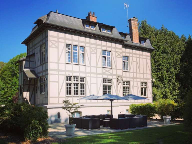 Ein großes weißes Haus mit vielen Fenstern