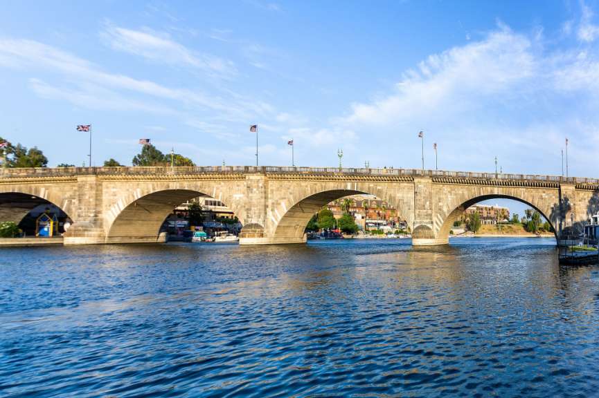 Eine Brücke über einen Fluss mit vielen Flaggen darauf