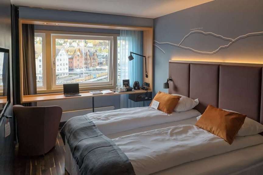 Ein Hotelzimmer mit zwei Betten und einem Schreibtisch