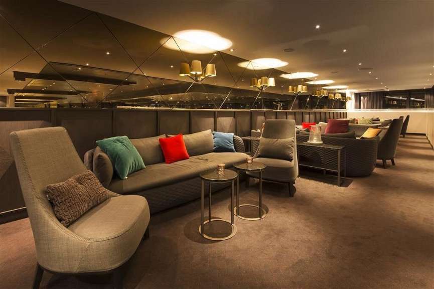 Ein Wohnzimmer mit vielen Stühlen und einer Couch