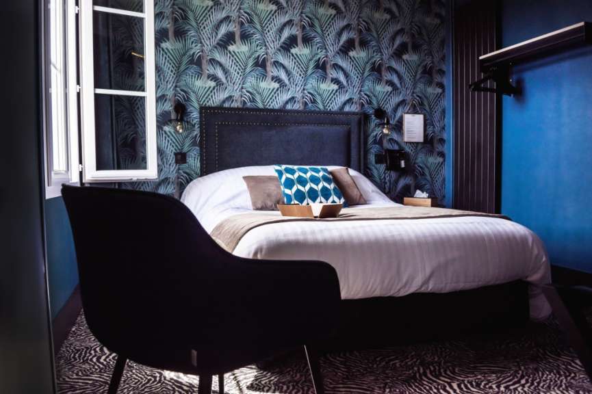 Ein Hotelzimmer mit einem Bett und einem Stuhl