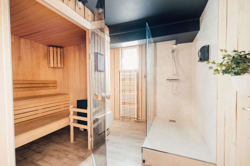 Ein Badezimmer mit einer Sauna und einer Dusche