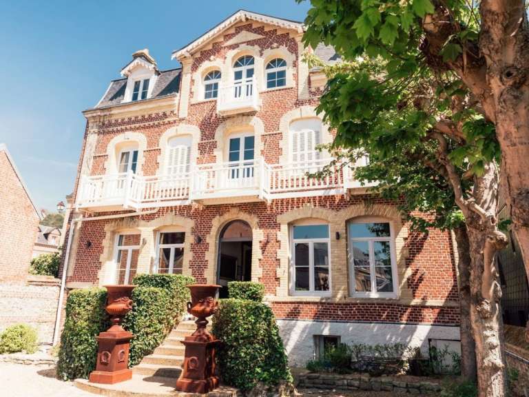 Ein großes Backsteingebäude mit vielen Fenstern und Balkonen