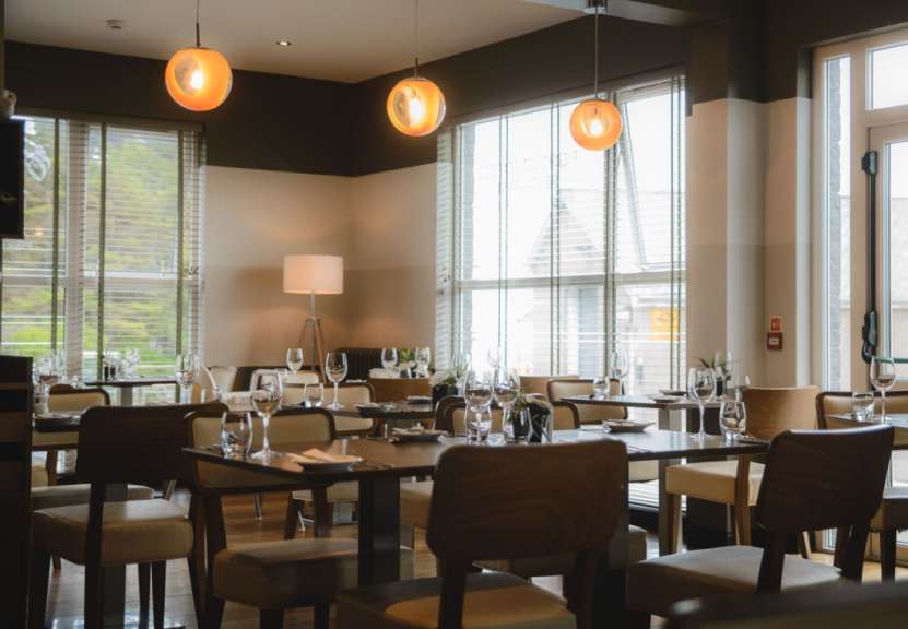Ein Restaurant mit vielen Tischen und Stühlen
