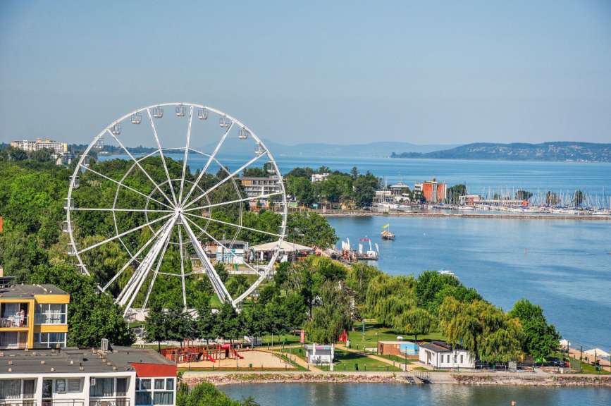 Ein Riesenrad in einem Park neben einem See