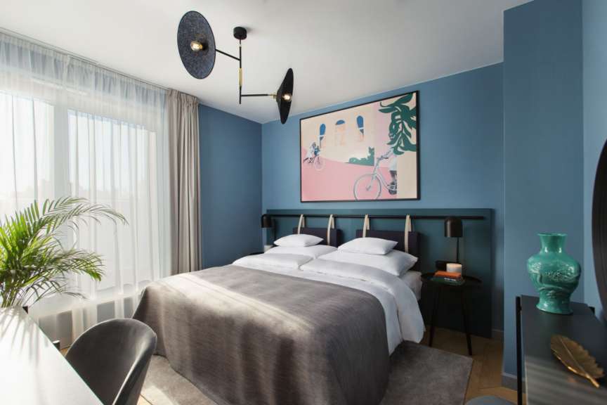 Ein Schlafzimmer mit einem Bett und einem Gemälde an der Wand