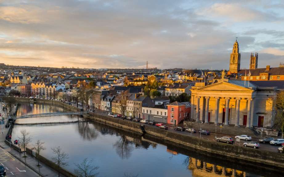 Eine Stadtlandschaft mit einem Fluss und einem Gebäude in der Mitte