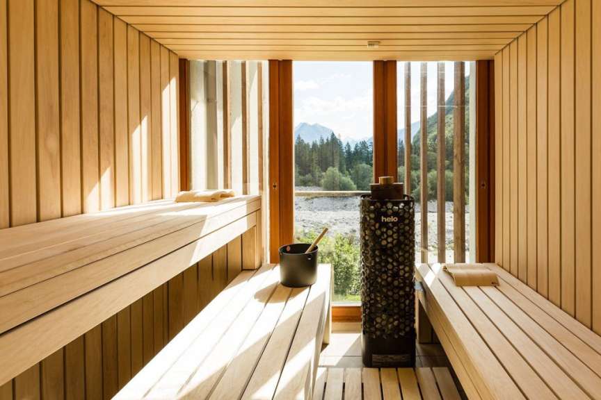 Eine Holzsauna mit einem hölzernen Saunaofen