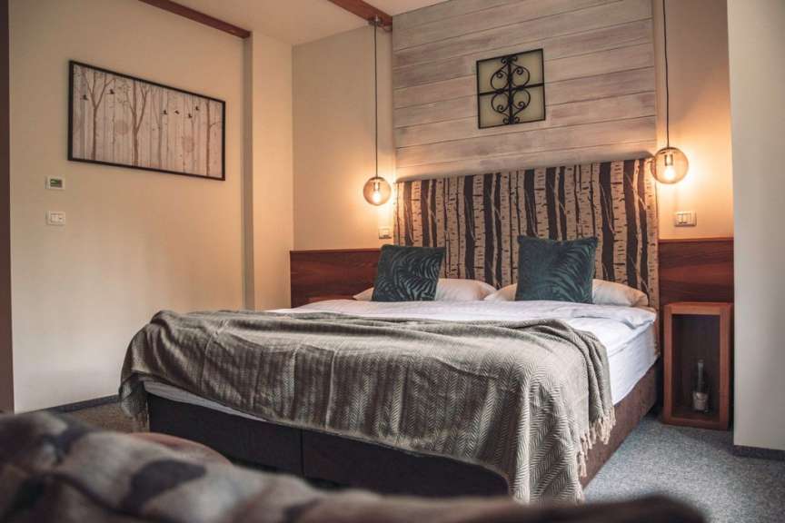 Ein Schlafzimmer mit einem Bett und einem Bild an der Wand