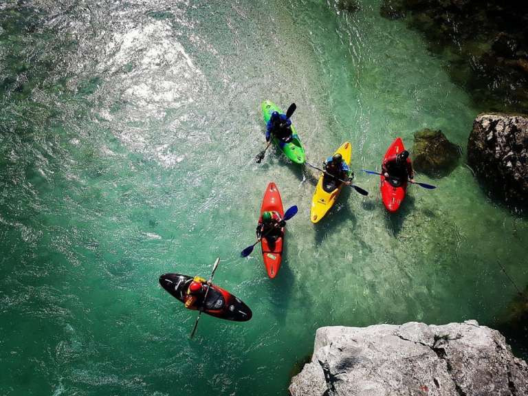 Eine Gruppe von Menschen paddelt auf einem Fluss