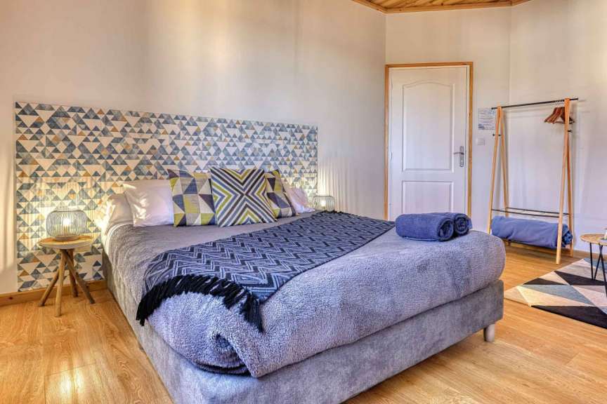Ein Schlafzimmer mit einem Bett und einem Kleiderständer