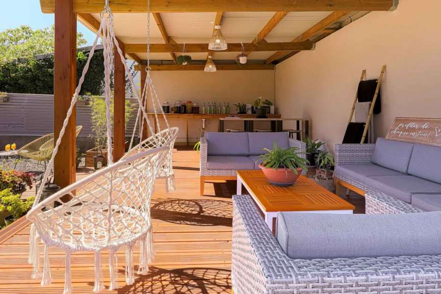 Ein Wohnzimmer mit einer Hängematte und einem Couchtisch