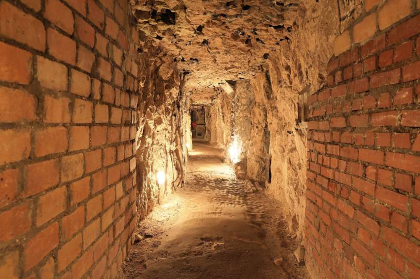 Ein Tunnel mit Backsteinwänden und einem Licht am Ende