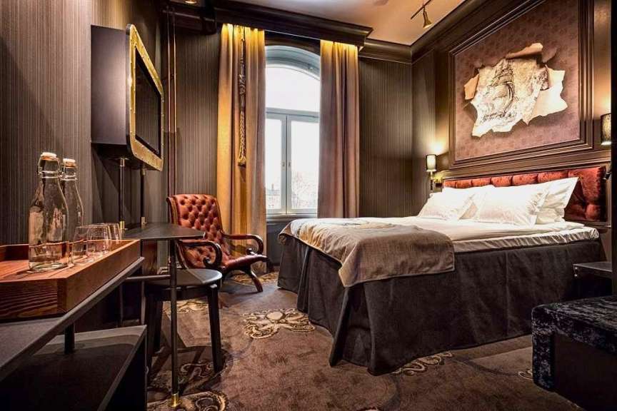 Ein Hotelzimmer mit einem Bett und einem Stuhl