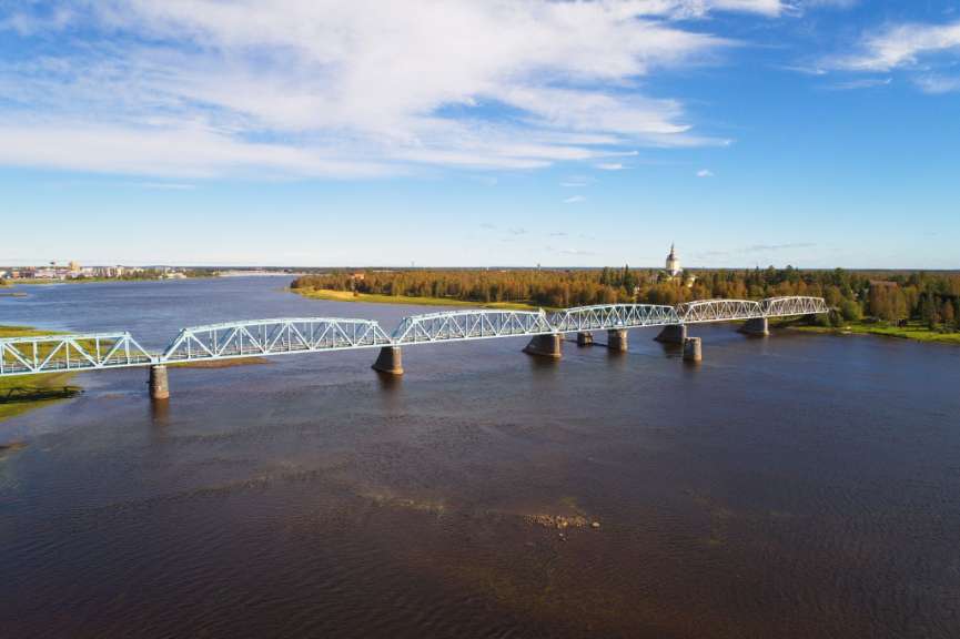 Eine blaue Brücke über einen großen Fluss