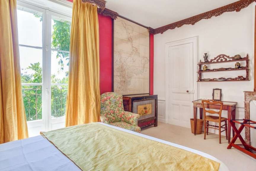 Ein Schlafzimmer mit einem Bett und einem Stuhl