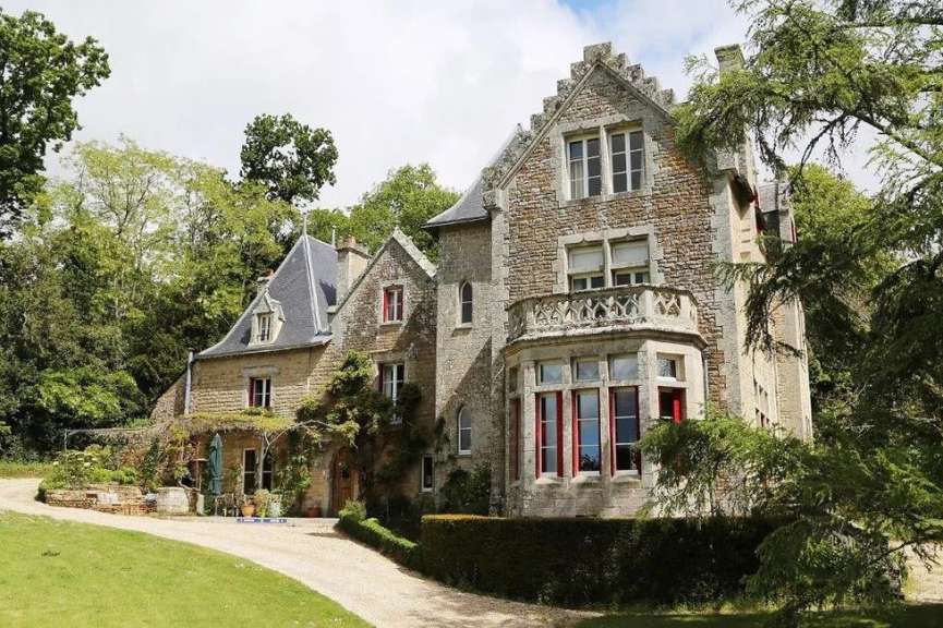 Ein großes Steingebäude mit vielen Fenstern und einem Balkon