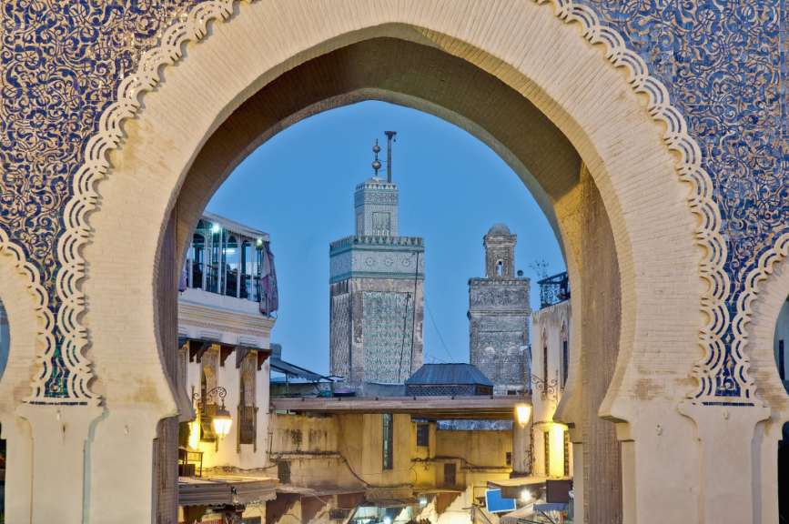 Eine Moschee ist durch einen Bogen zu sehen