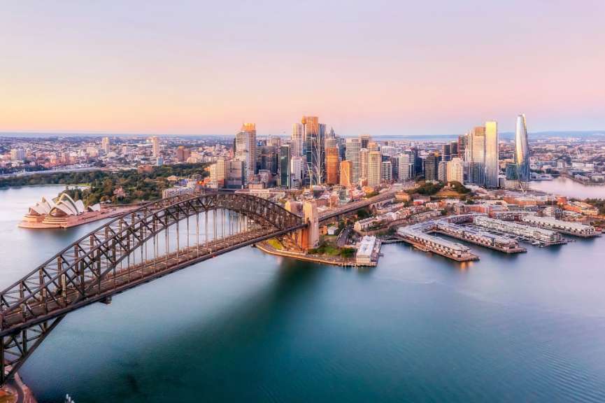 Die sydney harbor bridge mit der opera house im hintergrund
