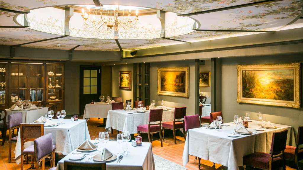 Ein Restaurant mit vielen Tischen und Stühlen