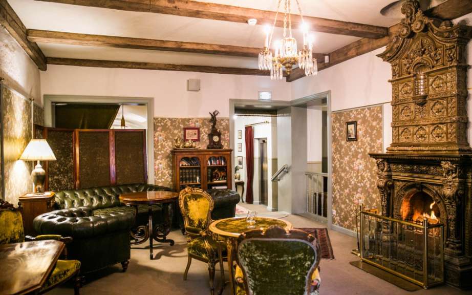 Ein Wohnzimmer mit einem Kamin und einem Couchtisch