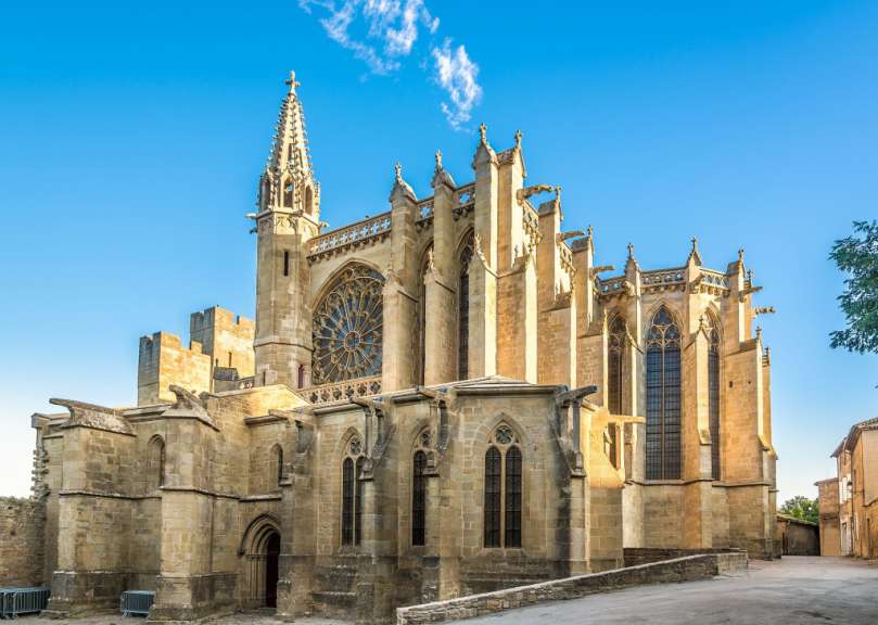 Eine sehr alte Kathedrale mit vielen Fenstern