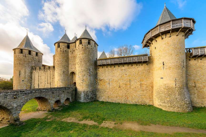 Brücke und Fassade von Château Comtal