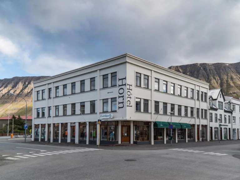 Ein weißes Gebäude mit der Aufschrift horn an der Ecke