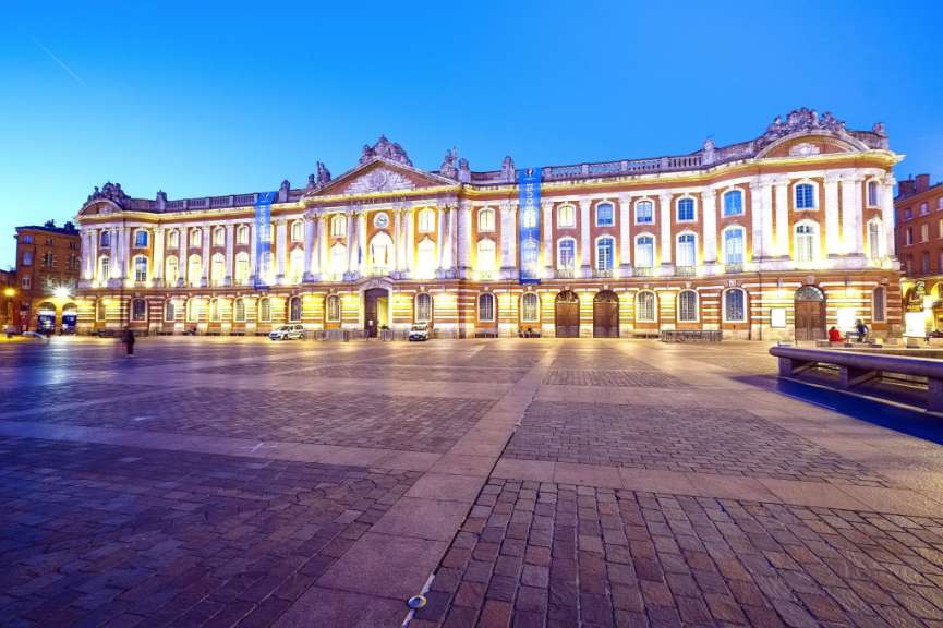 Ein großes Gebäude mit einer blauen Fahne darauf