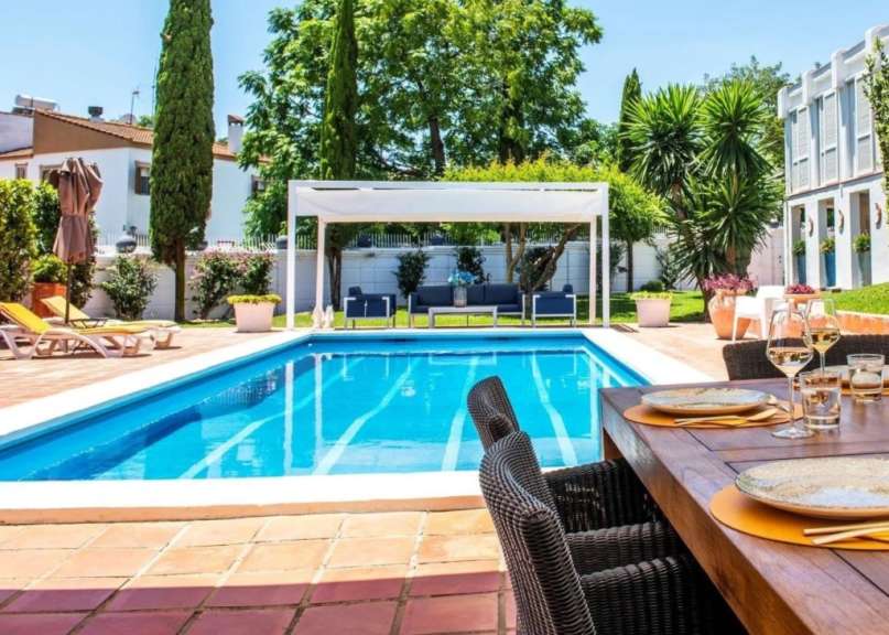 Ein Tisch mit Tellern und Gläsern in der Nähe eines Swimmingpools