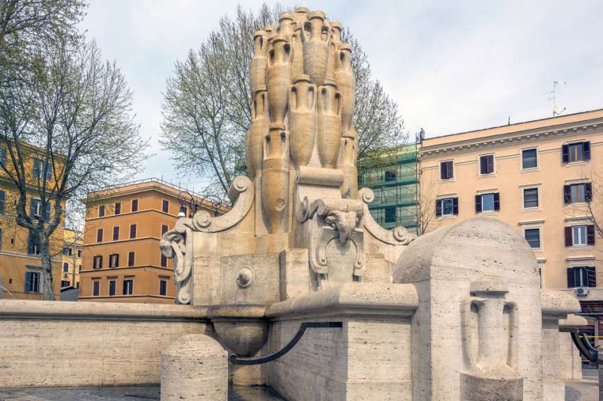 Eine Statue einer Ziege steht vor einem Gebäude