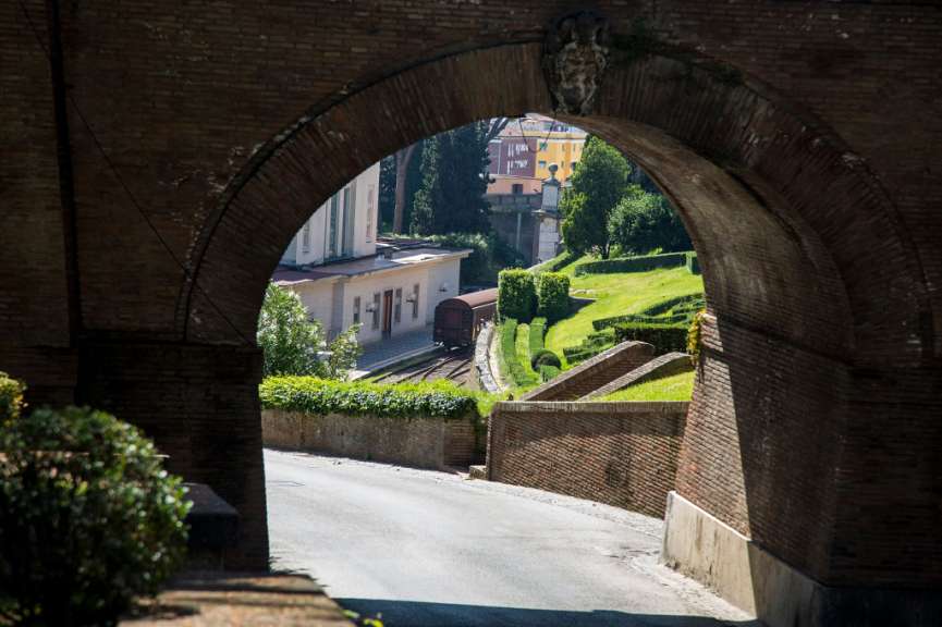 Ein brauner Wagen fährt unter einer Brücke hindurch