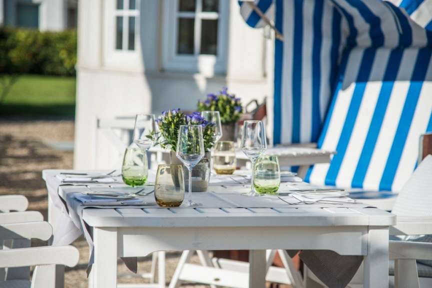 Ein weißer tisch mit weingläsern und grünen gläsern