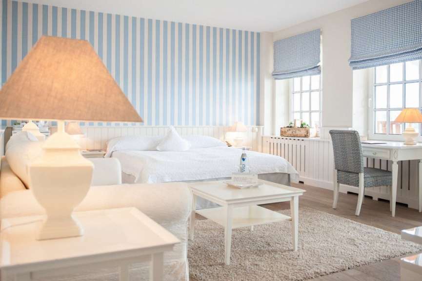 Ein Schlafzimmer mit einem Bett und einem Schreibtisch