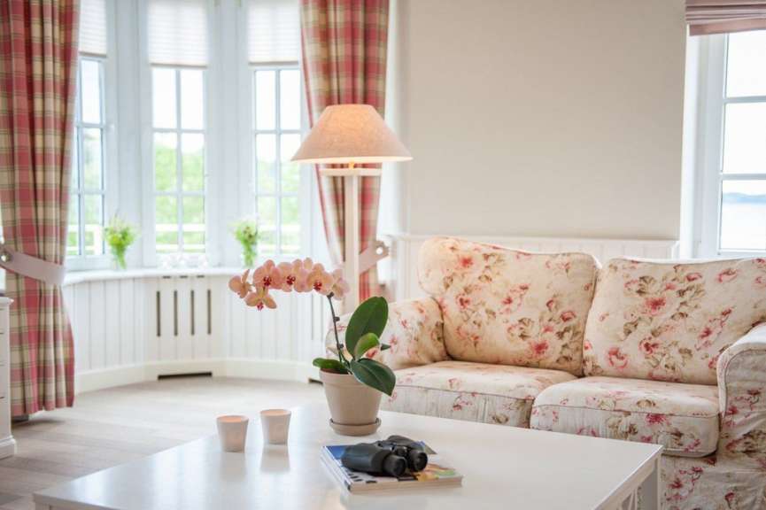 Ein Wohnzimmer mit einem Blumensofa und einem Couchtisch